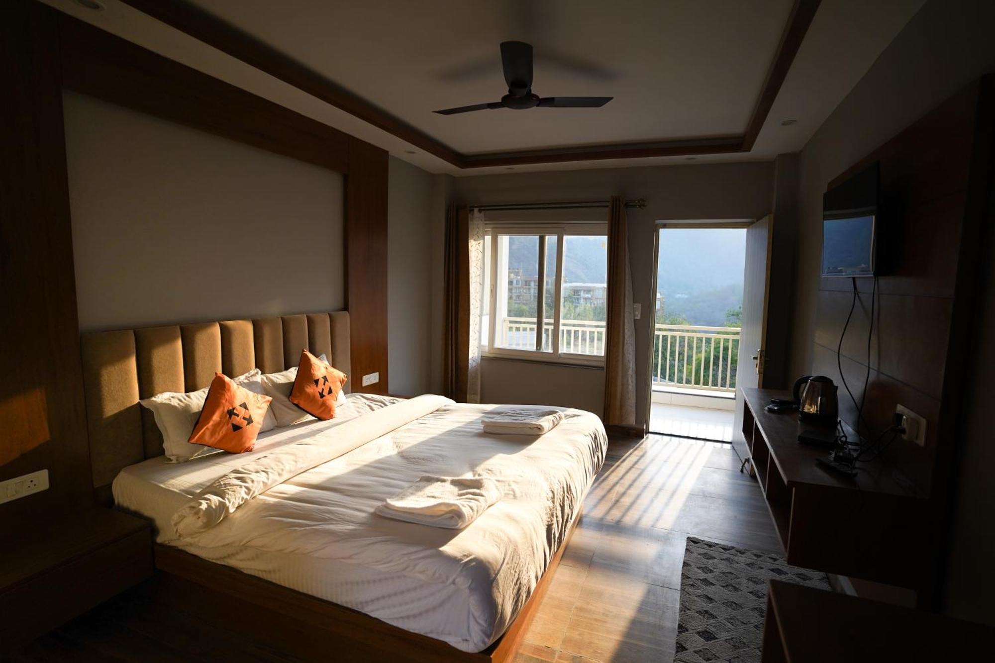 Hide-In Rishikesh, Laxman Jhula Hostel Buitenkant foto