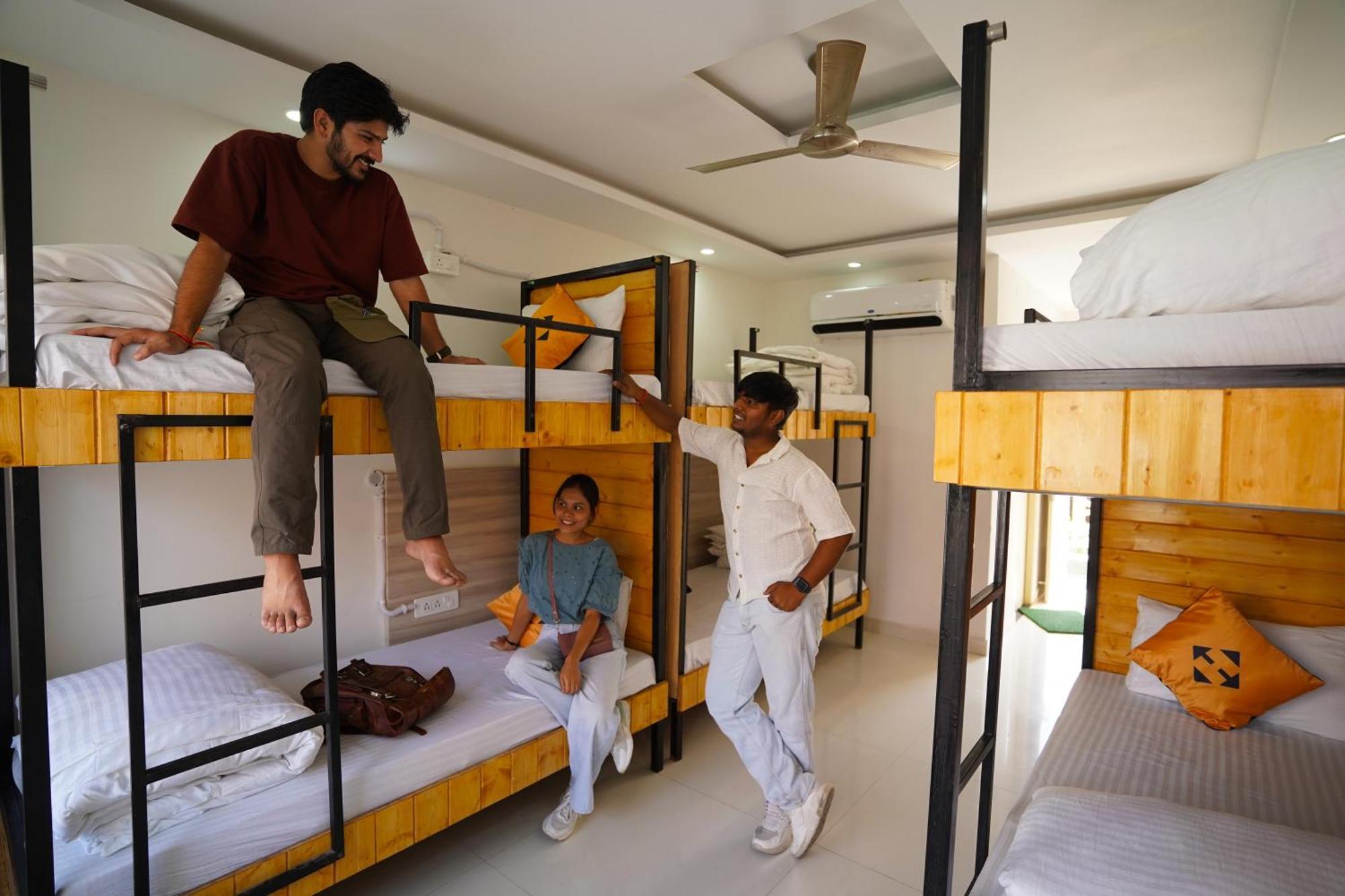 Hide-In Rishikesh, Laxman Jhula Hostel Buitenkant foto